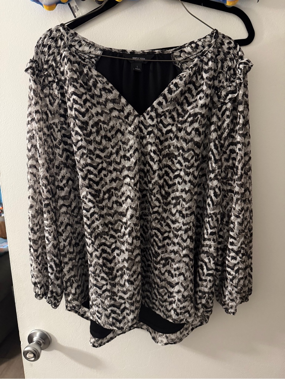 Simply Vera Vera Wang Black and White Printed V-Neck Blouse